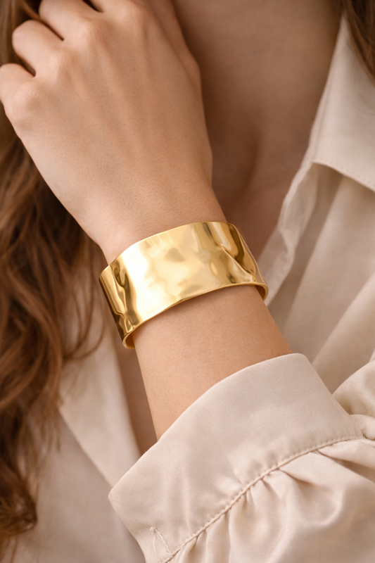 bracelet-manchette-or-porte-au-poignet-femme.png
